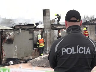 Susedia vošli do horiaceho príbytku. Dve deti zachránili, k tretiemu (†3) sa už nevedeli dostať