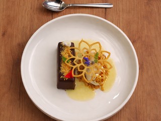 Čokoládová tortička s popcornovou zmrzlinou a smrekovým sirupom