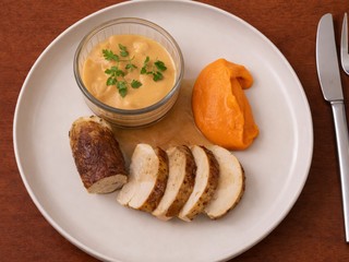 Údené kura s kimchi mac & cheese a pyré z kyslej mrkvy