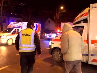 Žeriav zrazil na priechode pre chodcov dvoch ľudí