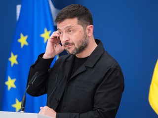 Prezident Zelenskyj má len dve možnosti. Obe sú zlé, píše Bloomberg