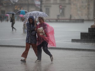 Prudký lejak a krúpy. Na celom Slovensku platí výstraha pred búrkami