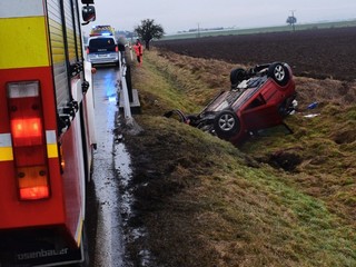 Opitý vodič nezvládol jazdu medzi Badínom a Zvolenom. Auto skončilo na streche
