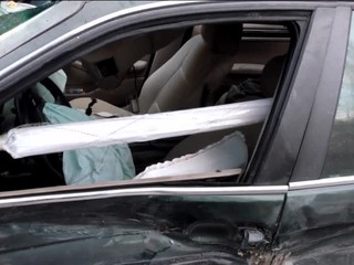 Mladík sa vyhýbal srne, skončil s horiacim autom vo svahu