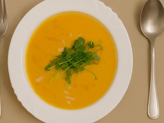 Mrkvovo-zázvorový krém s pečenými mandľami