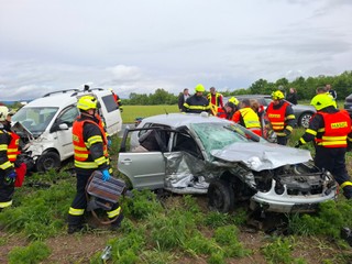 Pri čelnej zrážke sa zranilo sedem ľudí, medzi nimi je päť detí