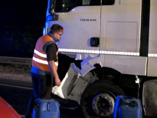 Vo Zvolene sa zrazil kamión s autom. Vytekali litre nafty