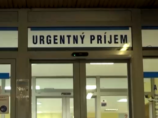 Polícia prehľadávala urgentný príjem nemocnice. Jedného muža zadržali
