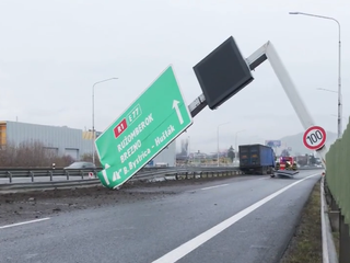 Kamión vrazil do zvodidiel a zdemoloval návestidlo, ktoré zablokovalo cestu