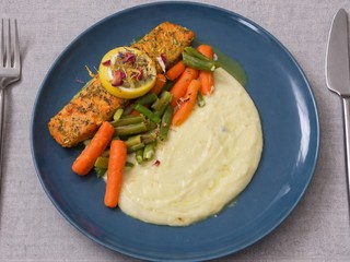 Losos so zemiakovým pyré, citrónovo-smotanovo-cesnakovou omáčkou a špargľou