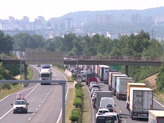 Obmedzenia na D2: V Bratislave sa zrazilo auto s kamiónom. Úsek je neprejazdný