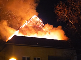 Ohnivé peklo v Tatranskej Lomnici: Plamene zachvátili strechu bytovky