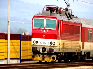 Mladík vypadol z vlaku, najskôr prišiel o obe nohy. O deň neskôr zomrel