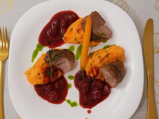 Sous-vide kačacie prsia, zemiakovo-batátové pyré a višňová omáčka s čokoládou