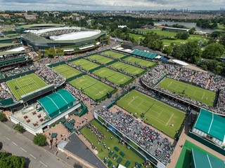 V Londýne sa po dvanástich rokoch bude hrať aj v prvú nedeľu, pomôže to Lackovi a Djokovičovi?