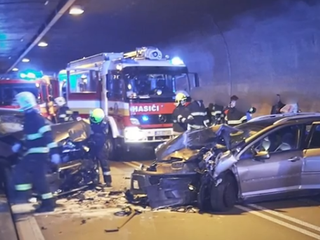 Pre zrážku dvoch áut uzavreli tunel Branisko. Medzi zranenými boli aj dve deti