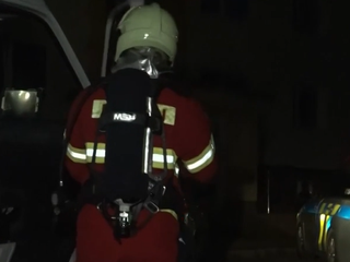 Na sídlisku zasahovali záchranári a hasiči. V byte našli mŕtveho staršieho muža