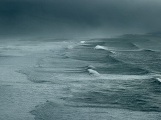 Ľuďom sa naskytol desivý pohľad: Nad Tichým oceánom sa objavili tri gigantické žiariace červené svetlá