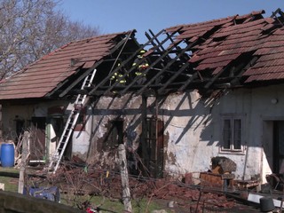 Dom v Hosťovej zachvátili plamene. Pri požiari pomáhali susedia