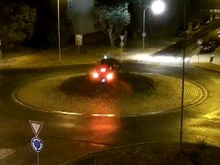 VIDEO: Dostal prezývku Lietajúci Čestmír. Vodič doslova preletel cez kruhový objazd