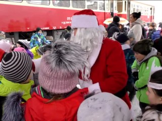 Mikuláš na Slovensku. Na starom vlaku po zasneženej trati
