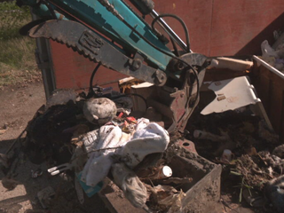 Dobrovoľníci upratali nelegálnu skládku. Pomáhal aj 90-ročný Ján