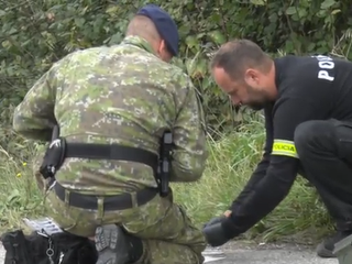 Vodiči zbadali na ceste niečo nezvyčajné. Zasahovali policajti a pyrotechnik