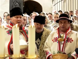 Na polnočnú omšu prišli v Lendaku tisícky veriacich oblečených do tradičných krojov