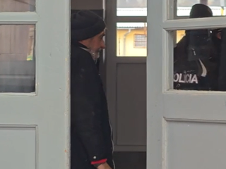 Muži okradli spiaceho dôchodcu v čakárni železničnej stanice. Obvinili ich z lúpeže