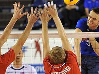 Volejbalisti postúpili aj po prehre s Grékmi