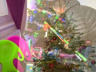 Darované Vianoce: Rodine, ktorá momentálne žije iba z rodičovského príspevku, pomohlo niekoľko darcov