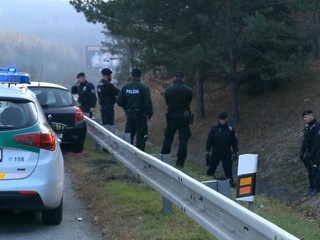 Dramatická naháňačka na východe Slovenska. Auto zastavila zrážka do policajtov