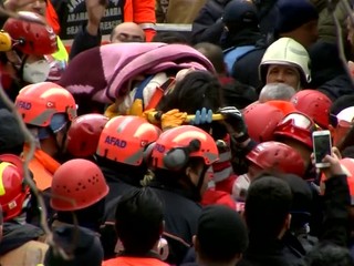 Záchranári vytiahli z trosiek spadnutej budovy 5-ročné dievča