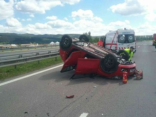 Dramatická zrážka na diaľnici: Auto skončilo prevrátené na streche