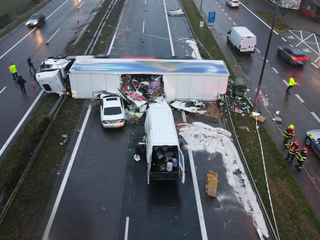 Na D1 pri Ilave zomrel vodič dodávky po náraze do prevráteného návesu