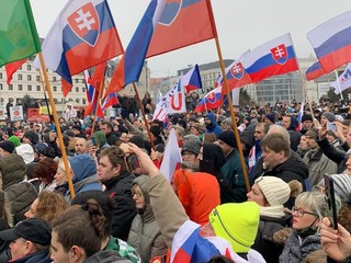 Polícia cíti tlak na prešetrenie protestov, medzi obvinenými je aj osoba z politiky