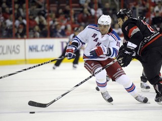 Gáborík so štyrmi asistenciami, Hossa s gólom