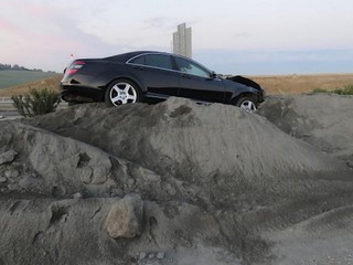 Cudzinec po inštrukcii navigácie skončil na kope piesku