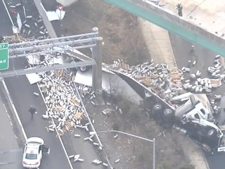 Diaľnicu v Pensylvánii zalialo pivo. Šofér kamióna je vo vážnom stave