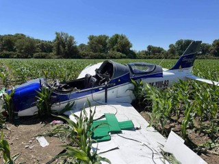 Pád dvojmiestneho motorového lietadla: Jeden z pasažierov podľahol zraneniam