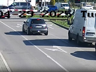 Dráma v Partizánskom. Vodiča osobného auta delili od zrážky s vlakom sekundy