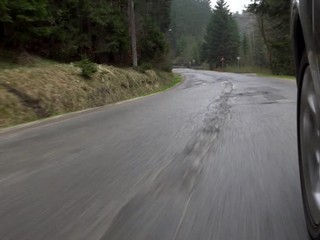 Tankodrom na Kysuciach. Na strome sa objavila výstižná značka