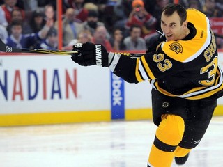 Chára bude prvým slovenským obrancom s 1000 zápasmi v NHL