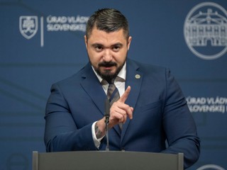 Na šéfa SIS Gašpara sa sťažujú nielen opoziční poslanci, ale aj jeho nespokojní podriadení