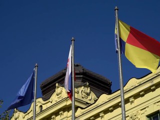 NAKA zasahovala pre podvody pri nákupe tatroviek. Mali sa starať o letnú a zimnú údržbu ciest