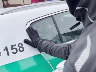 Obscénne správanie priamo na ulici: Muž sa obnažoval pred maloletou