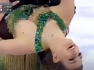 VIDEO: Francúzskej krasokorčuliarke vykukla spod šiat bradavka