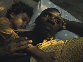 Hviezda filmu Nedotknuteľní prichádza v oceňovanej dráme! Takto ste Omara Sy ešte nevideli