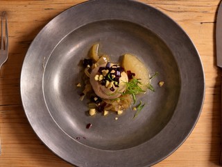 Pečeňová hrudka s mandľami, dusenou cibuľou a plackami