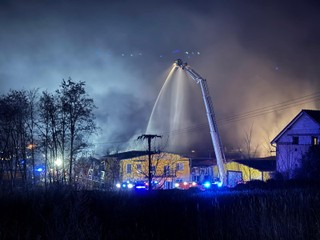 Halu v Moravskom Svätom Jáne zachvátili plamene, ozval sa aj výbuch